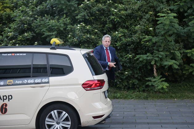 Hearing on the AfD Ban Proceedings, Erfurt, September 30, 2026: Hans Georg Maaßen, former head of the Federal Office for the Protection of the Constitution, on his way to the hearing in the Thuringian State Parliament regarding the AfD ban proceedings in Thuringia, Germany Copyright: xMatthiasxGränzdörferx