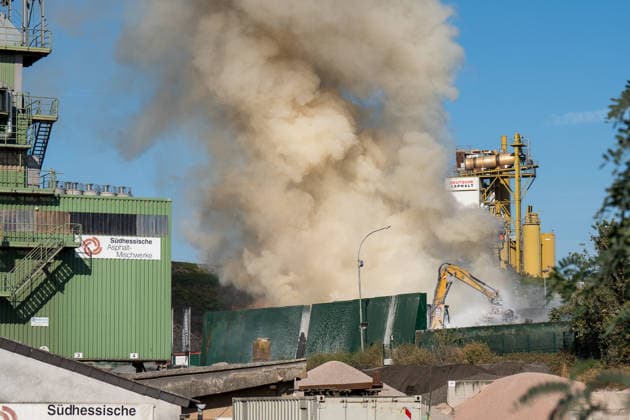 Sperrmüllhaufen in Flammen Rauchwolke über Stadtteilen zwei Verletzte Bevölkerungswarnung Am 30.09.2026 brannte gegen 14:30 Uhr ein großer Sperrmüllhaufen bei einem Entsorgungsbetrieb im Ferdinand-Knettenbrech-Weg in Wiesbaden-Biebrich. Die Feuerwehr Wiesbaden war mit rund 50 Einsatzkräften der Berufsfeuerwehr, der Freiwilligen Feuerwehren Biebrich und Erbenheim sowie des Rettungsdienstes vor Ort. Zwei Angehörige des Betriebes erlitten leichte Verletzungen durch eingeatmete Rauchgase und wurden in Wiesbadener Krankenhäuser gebracht. Wegen der starken Rauchentwicklung wurde über das Warnsystem MoWaS eine Bevölkerungswarnung ausgelöst, die Rauchwolke zog insbesondere über Biebrich, Dotzheim und Klarenthal. Wiesbaden Bi