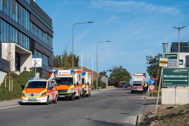Sperrmüllhaufen in Flammen Rauchwolke über Stadtteilen zwei Verletzte Bevölkerungswarnung Am 30.09.2026 brannte gegen 14:30 Uhr ein großer Sperrmüllhaufen bei einem Entsorgungsbetrieb im Ferdinand-Knettenbrech-Weg in Wiesbaden-Biebrich. Die Feuerwehr Wiesbaden war mit rund 50 Einsatzkräften der Berufsfeuerwehr, der Freiwilligen Feuerwehren Biebrich und Erbenheim sowie des Rettungsdienstes vor Ort. Zwei Angehörige des Betriebes erlitten leichte Verletzungen durch eingeatmete Rauchgase und wurden in Wiesbadener Krankenhäuser gebracht. Wegen der starken Rauchentwicklung wurde über das Warnsystem MoWaS eine Bevölkerungswarnung ausgelöst, die Rauchwolke zog insbesondere über Biebrich, Dotzheim und Klarenthal. Wiesbaden Bi