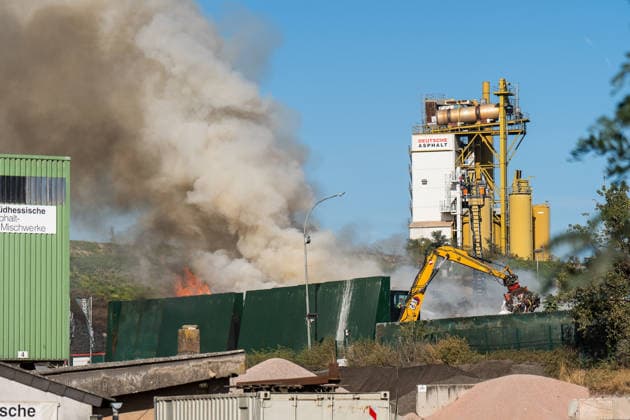 Sperrmüllhaufen in Flammen Rauchwolke über Stadtteilen zwei Verletzte Bevölkerungswarnung Am 30.09.2026 brannte gegen 14:30 Uhr ein großer Sperrmüllhaufen bei einem Entsorgungsbetrieb im Ferdinand-Knettenbrech-Weg in Wiesbaden-Biebrich. Die Feuerwehr Wiesbaden war mit rund 50 Einsatzkräften der Berufsfeuerwehr, der Freiwilligen Feuerwehren Biebrich und Erbenheim sowie des Rettungsdienstes vor Ort. Zwei Angehörige des Betriebes erlitten leichte Verletzungen durch eingeatmete Rauchgase und wurden in Wiesbadener Krankenhäuser gebracht. Wegen der starken Rauchentwicklung wurde über das Warnsystem MoWaS eine Bevölkerungswarnung ausgelöst, die Rauchwolke zog insbesondere über Biebrich, Dotzheim und Klarenthal. Wiesbaden Bi