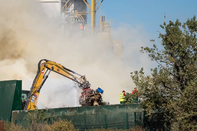 Sperrmüllhaufen in Flammen Rauchwolke über Stadtteilen zwei Verletzte Bevölkerungswarnung Am 30.09.2026 brannte gegen 14:30 Uhr ein großer Sperrmüllhaufen bei einem Entsorgungsbetrieb im Ferdinand-Knettenbrech-Weg in Wiesbaden-Biebrich. Die Feuerwehr Wiesbaden war mit rund 50 Einsatzkräften der Berufsfeuerwehr, der Freiwilligen Feuerwehren Biebrich und Erbenheim sowie des Rettungsdienstes vor Ort. Zwei Angehörige des Betriebes erlitten leichte Verletzungen durch eingeatmete Rauchgase und wurden in Wiesbadener Krankenhäuser gebracht. Wegen der starken Rauchentwicklung wurde über das Warnsystem MoWaS eine Bevölkerungswarnung ausgelöst, die Rauchwolke zog insbesondere über Biebrich, Dotzheim und Klarenthal. Wiesbaden Bi