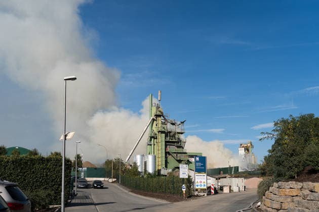 Sperrmüllhaufen in Flammen Rauchwolke über Stadtteilen zwei Verletzte Bevölkerungswarnung Am 30.09.2026 brannte gegen 14:30 Uhr ein großer Sperrmüllhaufen bei einem Entsorgungsbetrieb im Ferdinand-Knettenbrech-Weg in Wiesbaden-Biebrich. Die Feuerwehr Wiesbaden war mit rund 50 Einsatzkräften der Berufsfeuerwehr, der Freiwilligen Feuerwehren Biebrich und Erbenheim sowie des Rettungsdienstes vor Ort. Zwei Angehörige des Betriebes erlitten leichte Verletzungen durch eingeatmete Rauchgase und wurden in Wiesbadener Krankenhäuser gebracht. Wegen der starken Rauchentwicklung wurde über das Warnsystem MoWaS eine Bevölkerungswarnung ausgelöst, die Rauchwolke zog insbesondere über Biebrich, Dotzheim und Klarenthal. Wiesbaden Bi
