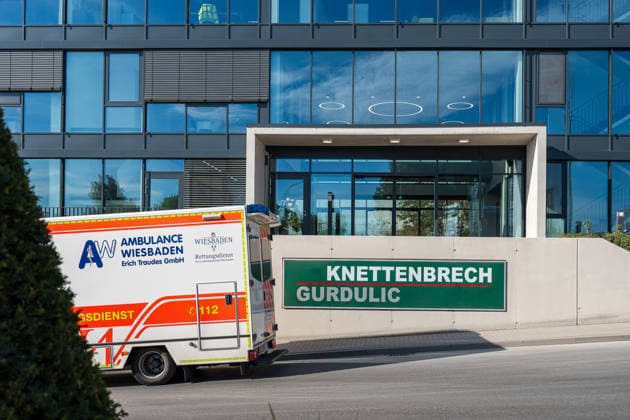 Sperrmüllhaufen in Flammen Rauchwolke über Stadtteilen zwei Verletzte Bevölkerungswarnung Am 30.09.2026 brannte gegen 14:30 Uhr ein großer Sperrmüllhaufen bei einem Entsorgungsbetrieb im Ferdinand-Knettenbrech-Weg in Wiesbaden-Biebrich. Die Feuerwehr Wiesbaden war mit rund 50 Einsatzkräften der Berufsfeuerwehr, der Freiwilligen Feuerwehren Biebrich und Erbenheim sowie des Rettungsdienstes vor Ort. Zwei Angehörige des Betriebes erlitten leichte Verletzungen durch eingeatmete Rauchgase und wurden in Wiesbadener Krankenhäuser gebracht. Wegen der starken Rauchentwicklung wurde über das Warnsystem MoWaS eine Bevölkerungswarnung ausgelöst, die Rauchwolke zog insbesondere über Biebrich, Dotzheim und Klarenthal. Wiesbaden Bi