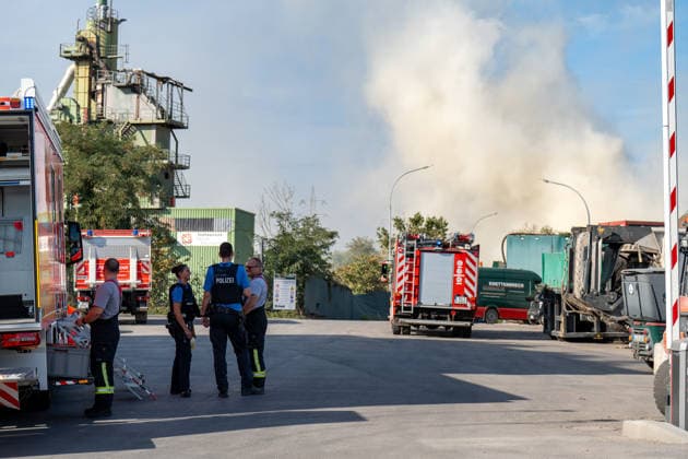 Sperrmüllhaufen in Flammen Rauchwolke über Stadtteilen zwei Verletzte Bevölkerungswarnung Am 30.09.2026 brannte gegen 14:30 Uhr ein großer Sperrmüllhaufen bei einem Entsorgungsbetrieb im Ferdinand-Knettenbrech-Weg in Wiesbaden-Biebrich. Die Feuerwehr Wiesbaden war mit rund 50 Einsatzkräften der Berufsfeuerwehr, der Freiwilligen Feuerwehren Biebrich und Erbenheim sowie des Rettungsdienstes vor Ort. Zwei Angehörige des Betriebes erlitten leichte Verletzungen durch eingeatmete Rauchgase und wurden in Wiesbadener Krankenhäuser gebracht. Wegen der starken Rauchentwicklung wurde über das Warnsystem MoWaS eine Bevölkerungswarnung ausgelöst, die Rauchwolke zog insbesondere über Biebrich, Dotzheim und Klarenthal. Wiesbaden Bi