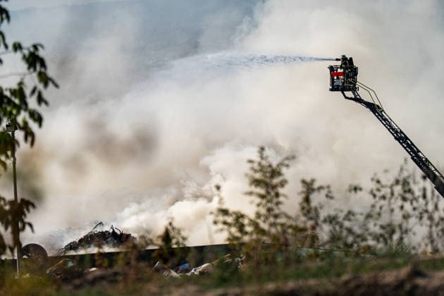 Sperrmüllhaufen in Flammen Rauchwolke über Stadtteilen zwei Verletzte Bevölkerungswarnung Am 30.09.2026 brannte gegen 14:30 Uhr ein großer Sperrmüllhaufen bei einem Entsorgungsbetrieb im Ferdinand-Knettenbrech-Weg in Wiesbaden-Biebrich. Die Feuerwehr Wiesbaden war mit rund 50 Einsatzkräften der Berufsfeuerwehr, der Freiwilligen Feuerwehren Biebrich und Erbenheim sowie des Rettungsdienstes vor Ort. Zwei Angehörige des Betriebes erlitten leichte Verletzungen durch eingeatmete Rauchgase und wurden in Wiesbadener Krankenhäuser gebracht. Wegen der starken Rauchentwicklung wurde über das Warnsystem MoWaS eine Bevölkerungswarnung ausgelöst, die Rauchwolke zog insbesondere über Biebrich, Dotzheim und Klarenthal. Wiesbaden Bi