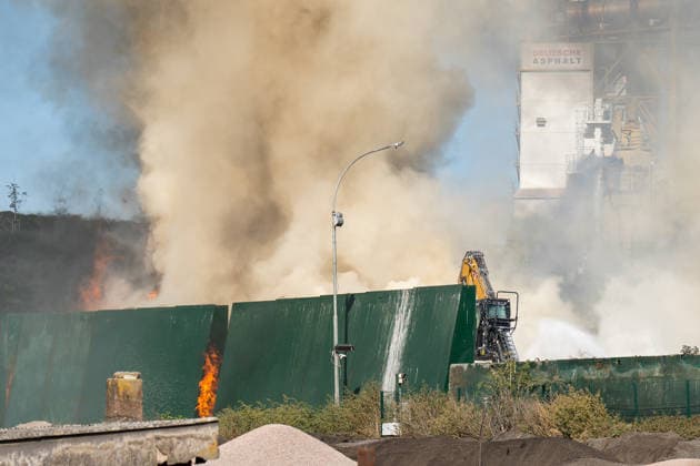 Sperrmüllhaufen in Flammen Rauchwolke über Stadtteilen zwei Verletzte Bevölkerungswarnung Am 30.09.2026 brannte gegen 14:30 Uhr ein großer Sperrmüllhaufen bei einem Entsorgungsbetrieb im Ferdinand-Knettenbrech-Weg in Wiesbaden-Biebrich. Die Feuerwehr Wiesbaden war mit rund 50 Einsatzkräften der Berufsfeuerwehr, der Freiwilligen Feuerwehren Biebrich und Erbenheim sowie des Rettungsdienstes vor Ort. Zwei Angehörige des Betriebes erlitten leichte Verletzungen durch eingeatmete Rauchgase und wurden in Wiesbadener Krankenhäuser gebracht. Wegen der starken Rauchentwicklung wurde über das Warnsystem MoWaS eine Bevölkerungswarnung ausgelöst, die Rauchwolke zog insbesondere über Biebrich, Dotzheim und Klarenthal. Wiesbaden Bi