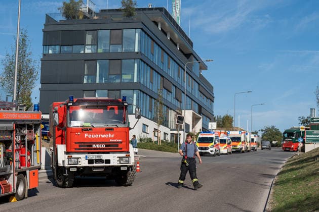 Sperrmüllhaufen in Flammen Rauchwolke über Stadtteilen zwei Verletzte Bevölkerungswarnung Am 30.09.2026 brannte gegen 14:30 Uhr ein großer Sperrmüllhaufen bei einem Entsorgungsbetrieb im Ferdinand-Knettenbrech-Weg in Wiesbaden-Biebrich. Die Feuerwehr Wiesbaden war mit rund 50 Einsatzkräften der Berufsfeuerwehr, der Freiwilligen Feuerwehren Biebrich und Erbenheim sowie des Rettungsdienstes vor Ort. Zwei Angehörige des Betriebes erlitten leichte Verletzungen durch eingeatmete Rauchgase und wurden in Wiesbadener Krankenhäuser gebracht. Wegen der starken Rauchentwicklung wurde über das Warnsystem MoWaS eine Bevölkerungswarnung ausgelöst, die Rauchwolke zog insbesondere über Biebrich, Dotzheim und Klarenthal. Wiesbaden Bi