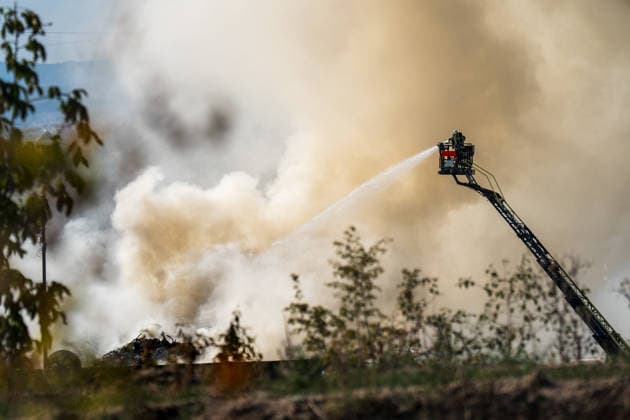 Sperrmüllhaufen in Flammen Rauchwolke über Stadtteilen zwei Verletzte Bevölkerungswarnung Am 30.09.2026 brannte gegen 14:30 Uhr ein großer Sperrmüllhaufen bei einem Entsorgungsbetrieb im Ferdinand-Knettenbrech-Weg in Wiesbaden-Biebrich. Die Feuerwehr Wiesbaden war mit rund 50 Einsatzkräften der Berufsfeuerwehr, der Freiwilligen Feuerwehren Biebrich und Erbenheim sowie des Rettungsdienstes vor Ort. Zwei Angehörige des Betriebes erlitten leichte Verletzungen durch eingeatmete Rauchgase und wurden in Wiesbadener Krankenhäuser gebracht. Wegen der starken Rauchentwicklung wurde über das Warnsystem MoWaS eine Bevölkerungswarnung ausgelöst, die Rauchwolke zog insbesondere über Biebrich, Dotzheim und Klarenthal. Wiesbaden Bi