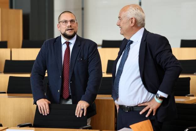 Thuringian State Parliament, Justice Committee, September 30, 2026, Erfurt, Thuringian State Parliament, Justice Committee, Oral Hearing on the Motion by The Left Party to Initiate Proceedings to Ban the AfD. Pictured: Dr. Christian Conrad and Prof. Dr. Kyrill Alexander Schwarz, who are testifying, in conversation.