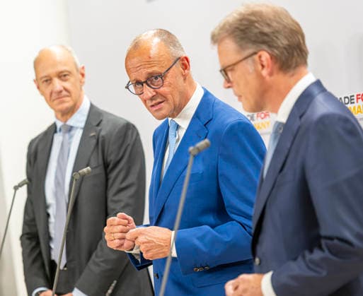 Roland Busch, Friedrich Merz, Christian Sewing, EUR, Germany, Berlin, September 30, 2026 Press statements by the Vice Chancellor and Federal Minister of Finance, along with Lars Klingbeil (SPD), Christian Sewing (right, Deutsche Bank), and Roland Busch (left, Siemens)