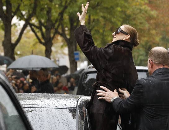 Céline Dion greets her fans in the rain as she leaves the Royal Monceau Hotel in Paris, before heading to the Paris La Défense Arena to continue her concert series, September 30, 2026 Marc Ausset Lacroix Bestimage Céline Dion greets fans in the rain as she leaves the Royal Monceau Hotel in Paris, before heading to the Paris La Défense Arena to continue her concert series on September 30, 2026 Paris, France  Copyright: xMarcxAussetxLacroixx xBestimagexMarcxAussetxLacroixx xBestimagex