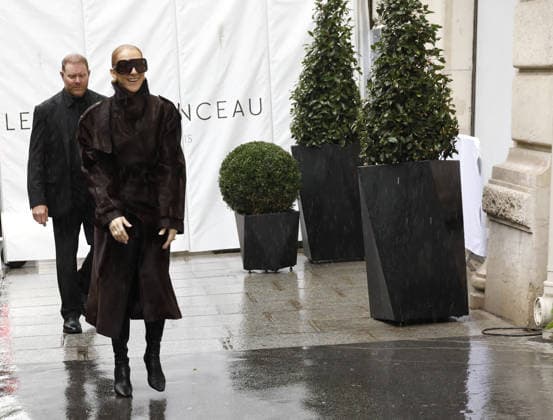 Céline Dion greets her fans in the rain as she leaves the Royal Monceau Hotel in Paris, before heading to the Paris La Défense Arena to continue her concert series, September 30, 2026 Marc Ausset Lacroix Bestimage Céline Dion greets fans in the rain as she leaves the Royal Monceau Hotel in Paris, before heading to the Paris La Défense Arena to continue her concert series on September 30, 2026 Paris, France  Copyright: xMarcxAussetxLacroixx xBestimagexMarcxAussetxLacroixx xBestimagex