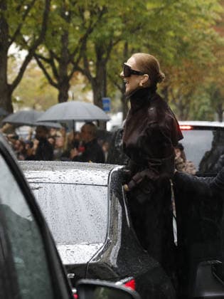 Céline Dion greets her fans in the rain as she leaves the Royal Monceau Hotel in Paris, before heading to the Paris La Défense Arena to continue her concert series, September 30, 2026 Marc Ausset Lacroix Bestimage Céline Dion greets fans in the rain as she leaves the Royal Monceau Hotel in Paris, before heading to the Paris La Défense Arena to continue her concert series on September 30, 2026 Paris, France  Copyright: xMarcxAussetxLacroixx xBestimagexMarcxAussetxLacroixx xBestimagex