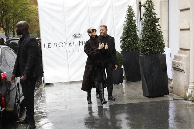 Céline Dion greets her fans in the rain as she leaves the Royal Monceau Hotel in Paris, before heading to the La Plenitude Arena in Paris La Défense to continue her concert series, September 30, 2026 Marc Ausset Lacroix Bestimage Céline Dion greets fans in the rain as she leaves the Royal Monceau Hotel in Paris, before heading to the Paris La Défense Arena to continue her concert series on September 30, 2026 Paris France  Copyright: xMarcxAussetxLacroixx xBestimagexMarcxAussetxLacroixx xBestimagex