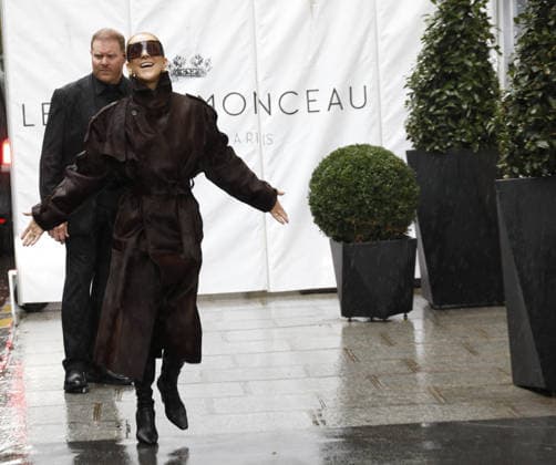 Céline Dion greets her fans in the rain as she leaves the Royal Monceau Hotel in Paris, before heading to the La Plenitude Arena in Paris La Défense to continue her concert series, September 30, 2026 Marc Ausset Lacroix Bestimage Céline Dion greets fans in the rain as she leaves the Royal Monceau Hotel in Paris, before heading to the Paris La Défense Arena to continue her concert series on September 30, 2026 Paris France  Copyright: xMarcxAussetxLacroixx xBestimagexMarcxAussetxLacroixx xBestimagex