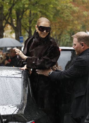 Céline Dion greets her fans in the rain as she leaves the Royal Monceau Hotel in Paris, before heading to the La Plenitude Arena in Paris La Défense to continue her concert series, September 30, 2026 Marc Ausset Lacroix Bestimage Céline Dion greets fans in the rain as she leaves the Royal Monceau Hotel in Paris, before heading to the Paris La Défense Arena to continue her concert series on September 30, 2026 Paris France  Copyright: xMarcxAussetxLacroixx xBestimagexMarcxAussetxLacroixx xBestimagex