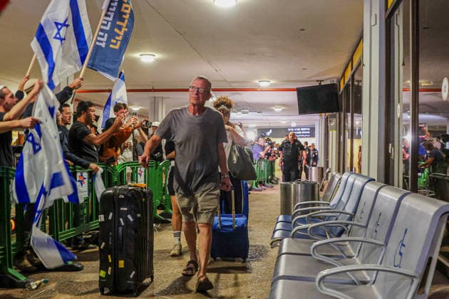 Flydubai passengers arrive in Tel Aviv TEL AVIV, ISRAEL - SEPTEMBER 30: Passengers are welcomed by their relatives at Ben Gurion Airport amid heightened security measures by Israeli forces in Tel Aviv, Israel, on September 30, 2026. A Flydubai aircraft carrying 174 passengers lands at the airport after making an emergency landing at Prince Sultan bin Abdulaziz International Airport in Tabuk, Saudi Arabia. Nir Keidar Anadolu Tel Aviv Israel. Editorial use only. Please get in touch for any other usage.  Copyright: x2026xAnadoluxNirxKeidarx