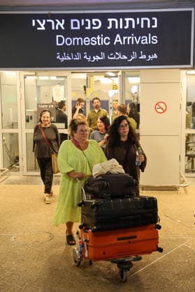Flydubai passengers arrive in Tel Aviv TEL AVIV, ISRAEL - SEPTEMBER 30: Passengers are welcomed by their relatives at Ben Gurion Airport amid heightened security measures by Israeli forces in Tel Aviv, Israel, on September 30, 2026. A Flydubai aircraft carrying 174 passengers lands at the airport after making an emergency landing at Prince Sultan bin Abdulaziz International Airport in Tabuk, Saudi Arabia. Nir Keidar Anadolu Tel Aviv Israel. Editorial use only. Please get in touch for any other usage.  Copyright: x2026xAnadoluxNirxKeidarx