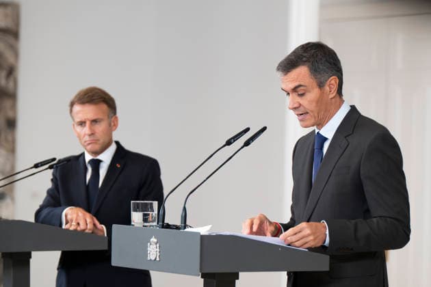 September 30, 2026, Madrid, Spain: Spanish Prime Minister Pedro Sanchez (R) and French President Emmanuel Macron (L) seen during a joint press conference at the Moncloa Palace in Madrid. Madrid Spain - ZUMAs197 20260930_aaa_s197_138 Copyright: xAtilanoxGarciax