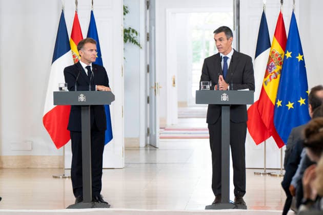 September 30, 2026, Madrid, Spain: Spanish Prime Minister Pedro Sanchez (R) and French President Emmanuel Macron (L) seen during a joint press conference at the Moncloa Palace in Madrid. Madrid Spain - ZUMAs197 20260930_aaa_s197_139 Copyright: xAtilanoxGarciax