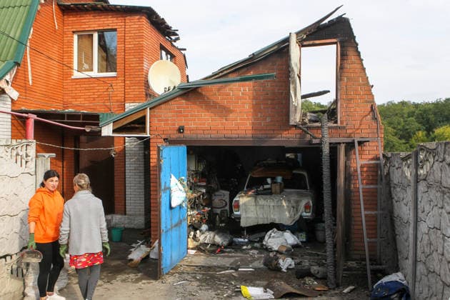 Two women talk outside a house damaged by a Russian strike, Dnipro, Ukraine, September 30, 2026. On Wednesday morning, the Russian army attacked the city, killing a 33-year-old man who worked as a security guard at a local enterprise. (Photo by Mykola Miakshykov Ukrinform) Russian army attack Dnipro, killing man  Copyright: xMykolaxMiakshykovx