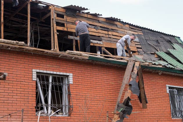 Men repair the roof of a building damaged by a Russian strike with boards, Dnipro, Ukraine, September 30, 2026. On Wednesday morning, the Russian army attacked the city, killing a 33-year-old man who worked as a security guard at a local enterprise. (Photo by Mykola Miakshykov Ukrinform) Russian army attack Dnipro, killing man  Copyright: xMykolaxMiakshykovx