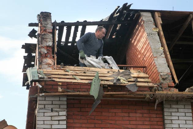 A man repairs the roof of a building damaged by a Russian strike with boards, Dnipro, Ukraine, September 30, 2026. On Wednesday morning, the Russian army attacked the city, killing a 33-year-old man who worked as a security guard at a local enterprise. (Photo by Mykola Miakshykov Ukrinform) Russian army attack Dnipro, killing man  Copyright: xMykolaxMiakshykovx