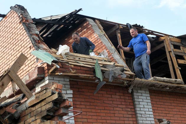 Men repair the roof of a building damaged by a Russian strike with boards, Dnipro, Ukraine, September 30, 2026. On Wednesday morning, the Russian army attacked the city, killing a 33-year-old man who worked as a security guard at a local enterprise. (Photo by Mykola Miakshykov Ukrinform) Russian army attack Dnipro, killing man  Copyright: xMykolaxMiakshykovx