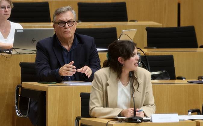Thuringian State Parliament, Justice Committee, September 30, 2026, Erfurt, Thuringian State Parliament, Justice Committee, Oral hearing on the motion by the Left Party (Die Linke) to initiate proceedings to ban the AfD. Pictured: Hape Kerkeling, who is scheduled to testify, during the hearing with Valentina Chiofalo of the Society for Civil Liberties e.V.