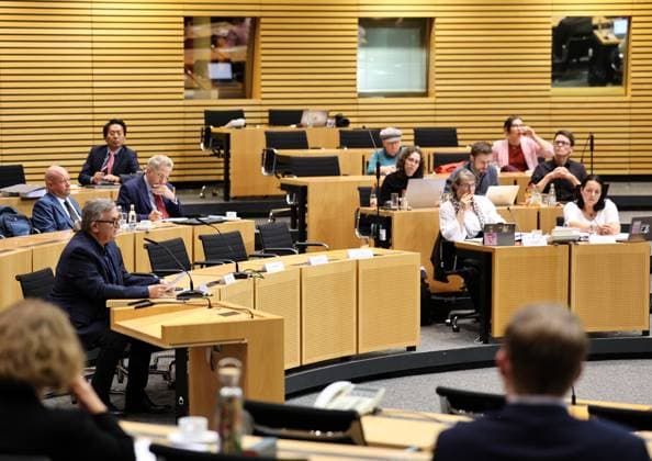 Thuringian State Parliament, Justice Committee, September 30, 2026, Erfurt, Thuringian State Parliament, Justice Committee, Oral Hearing on the Motion by The Left Party to Initiate Proceedings to Ban the AfD; Photo: Hape Kerkeling being heard during the hearing