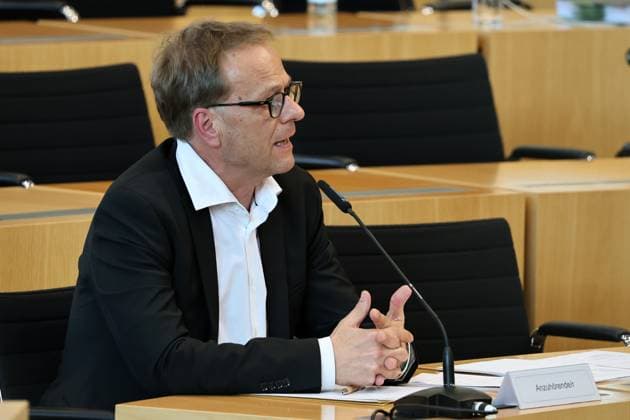 Thuringian State Parliament, Justice Committee, September 30, 2026, Erfurt, Thuringian State Parliament, Justice Committee, Oral Hearing on the Motion by the Die Linke Parliamentary Group to Initiate Proceedings to Ban the AfD (Image: Dr. Hendrik Cremer, who is being heard)