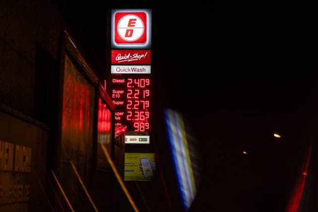 Gas prices on the evening before the new gas discount takes effect in Bonn, September 30, 2026 On October 1, 2026, the so-called fuel rebate on gasoline and diesel will go into effect again. Fuel is expected to be up to 17 cents cheaper at gas stations in Germany. On the evening before it takes effect, prices at gas stations in Bonn are still high. Bonn, North Rhine-Westphalia, Germany Copyright: xSebastianxDerixx