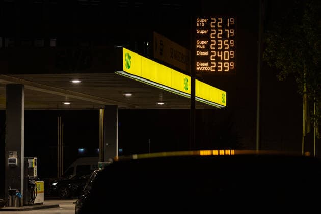 Gas prices on the evening before the new gas discount takes effect in Bonn, September 30, 2026 On October 1, 2026, the so-called fuel rebate on gasoline and diesel will go into effect again. Fuel is expected to be up to 17 cents cheaper at gas stations in Germany. On the evening before it takes effect, prices at gas stations in Bonn are still high. Bonn, North Rhine-Westphalia, Germany Copyright: xSebastianxDerixx