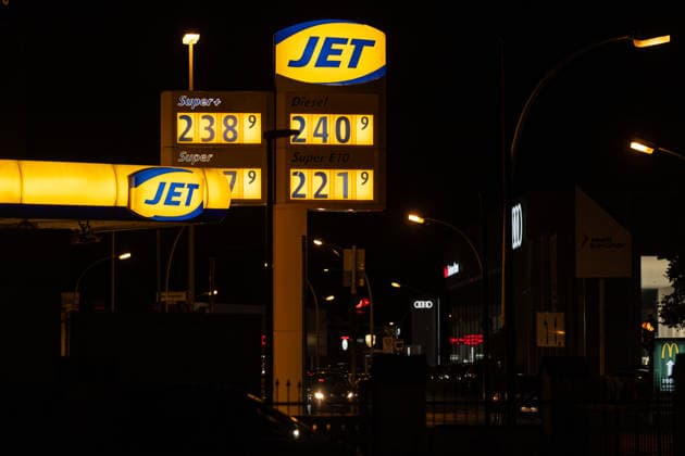 Gas Prices on the Evening Before the New Gas Tax Rebate in Bonn, September 30, 2026 On October 1, 2026, the so-called fuel rebate on gasoline and diesel will go into effect again. Fuel is expected to become up to 17 cents cheaper at gas stations in Germany. On the evening before it takes effect, prices at gas stations in Bonn are still high. Bonn, North Rhine-Westphalia, Germany Copyright: xSebastianxDerixx