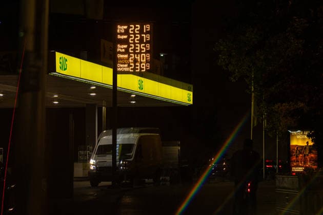 Gas Prices on the Evening Before the New Gas Tax Rebate in Bonn, September 30, 2026 On October 1, 2026, the so-called fuel rebate on gasoline and diesel will go into effect again. Fuel is expected to become up to 17 cents cheaper at gas stations in Germany. On the evening before it takes effect, prices at gas stations in Bonn are still high. Bonn, North Rhine-Westphalia, Germany Copyright: xSebastianxDerixx