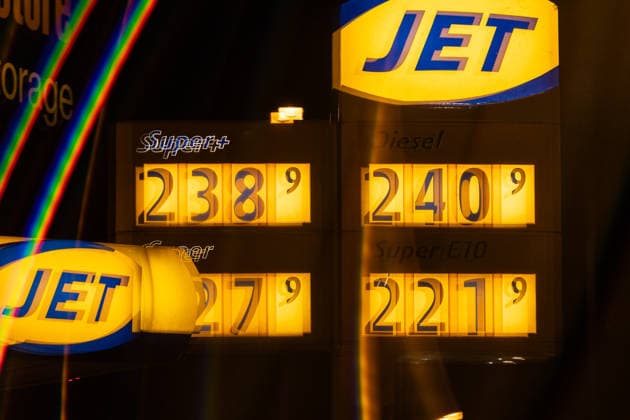 Gas Prices on the Evening Before the New Gas Rebate in Bonn, September 30, 2026 On October 1, 2026, the so-called fuel rebate on gasoline and diesel will take effect again. Fuel is expected to become up to 17 cents cheaper at gas stations in Germany. On the evening before it takes effect, prices at gas stations in Bonn are still high. Bonn, North Rhine-Westphalia, Germany Copyright: xSebastianxDerixx