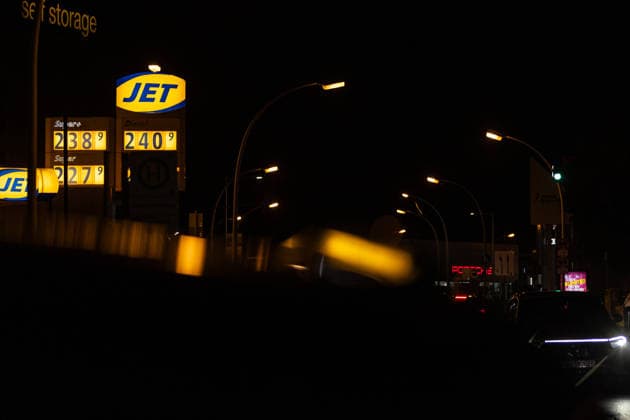 Gas Prices on the Evening Before the New Gas Rebate in Bonn, September 30, 2026 On October 1, 2026, the so-called fuel rebate on gasoline and diesel will take effect again. Fuel is expected to become up to 17 cents cheaper at gas stations in Germany. On the evening before it takes effect, prices at gas stations in Bonn are still high. Bonn, North Rhine-Westphalia, Germany Copyright: xSebastianxDerixx