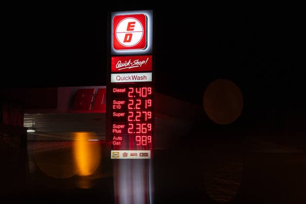 Gas Prices on the Evening Before the New Gas Rebate in Bonn, September 30, 2026 On October 1, 2026, the so-called fuel rebate on gasoline and diesel will take effect again. Fuel is expected to become up to 17 cents cheaper at gas stations in Germany. On the evening before it takes effect, prices at gas stations in Bonn are still high. Bonn, North Rhine-Westphalia, Germany Copyright: xSebastianxDerixx