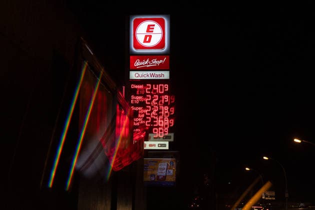 Gas Prices on the Evening Before the New Gas Rebate in Bonn, September 30, 2026 On October 1, 2026, the so-called fuel rebate on gasoline and diesel will take effect again. Fuel is expected to become up to 17 cents cheaper at gas stations in Germany. On the evening before it takes effect, prices at gas stations in Bonn are still high. Bonn, North Rhine-Westphalia, Germany Copyright: xSebastianxDerixx