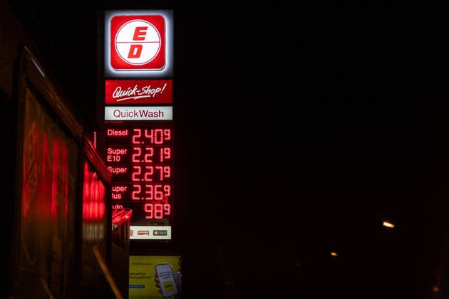 Gas Prices on the Evening Before the New Gas Rebate in Bonn, September 30, 2026 On October 1, 2026, the so-called fuel rebate on gasoline and diesel will take effect again. Fuel is expected to become up to 17 cents cheaper at gas stations in Germany. On the evening before it takes effect, prices at gas stations in Bonn are still high. Bonn, North Rhine-Westphalia, Germany Copyright: xSebastianxDerixx