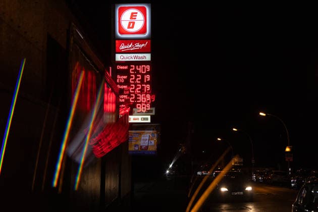 Gas Prices on the Evening Before the New Gas Rebate in Bonn, September 30, 2026 On October 1, 2026, the so-called fuel rebate on gasoline and diesel will take effect again. Fuel is expected to become up to 17 cents cheaper at gas stations in Germany. On the evening before it takes effect, prices at gas stations in Bonn are still high. Bonn, North Rhine-Westphalia, Germany Copyright: xSebastianxDerixx