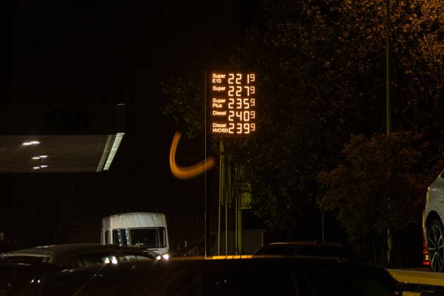 Gas Prices on the Evening Before the New Gas Rebate in Bonn, September 30, 2026 On October 1, 2026, the so-called fuel rebate on gasoline and diesel will take effect again. Fuel is expected to become up to 17 cents cheaper at gas stations in Germany. On the evening before it takes effect, prices at gas stations in Bonn are still high. Bonn, North Rhine-Westphalia, Germany Copyright: xSebastianxDerixx