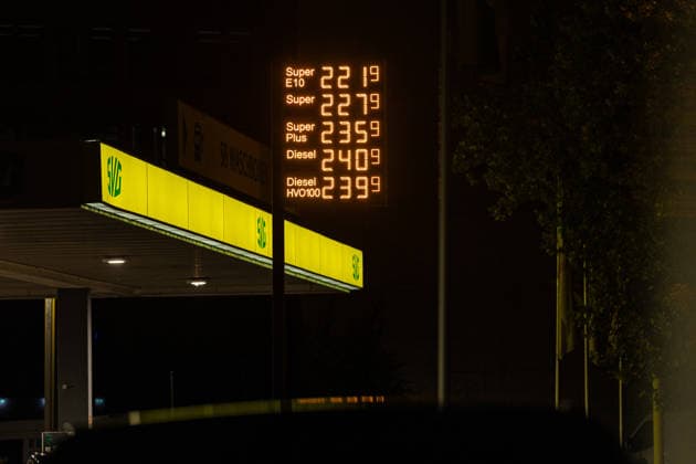 Gas Prices on the Evening Before the New Gas Rebate in Bonn, September 30, 2026 On October 1, 2026, the so-called fuel rebate on gasoline and diesel will take effect again. Fuel is expected to become up to 17 cents cheaper at gas stations in Germany. On the evening before it takes effect, prices at gas stations in Bonn are still high. Bonn, North Rhine-Westphalia, Germany Copyright: xSebastianxDerixx