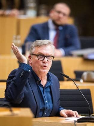HAPE KERKELING AT THE ORAL HEARING ON PROCEEDINGS TO BAN THE AFD ** FOR EDITORIAL PURPOSES ONLY ** EDITORIAL USE ONLY ** p September 30, 2026 Erfurt Oral hearing of the Justice Committee on proceedings to ban the AfD at the federal level in the Thuringian State Parliament. The motion was filed by the Left Party facti Copyright: SaschaxFromm doc87tx48gvumhwrpt5qun ,EDITORIAL USE ONLY Copyright: SaschaxFromm