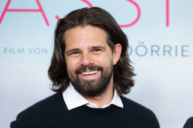 Josef ELLERS, actor, portrait, cropped single image, single subject, red carpet, Red Carpet Show, Arrival, Movie Premiere: Mrs. Winkler leaves the building on September 30, 2026, at the Lichtburg in Essen,