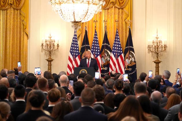 U.S. President Donald Trump speaks during Hispanic Heritage Month celebrations in Washington, D.C., United States, 30 September 2026. Trump reinstated the Hispanic Heritage Month celebration at the White House—which was not held last year—one month before the midterm elections, in which polls show a decline in Latino support for Republicans. Trump revives Hispanic Heritage Month celebrations while losing the latino vote !ACHTUNG: NUR REDAKTIONELLE NUTZUNG!  Copyright: xOctavioxGuzmánx AME1615 20260930-55021550477_1