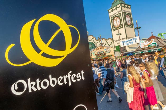 Perfect Oktoberfest weather with sunshine and 25 degrees; Oktoberfest-goers strolling across the festival grounds; official Oktoberfest logo; Munich, September 30, 2026; Germany, Munich, September 30, 2026; Oktoberfest 2026, perfect Oktoberfest weather with sunshine and 25 degrees, Oktoberfest visitors strolling across th