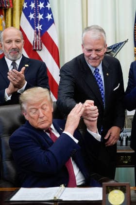 Donald Trump Makes an Announcement - Washington US President Donald Trump makes an announcement with Secretary of Commerce Howard Lutnick in the Oval Office of the White House in Washington on September 30, 2026. Photo by Yuri Gripas ABACAPRESS.COM Washington  Copyright: xPool ABACAx