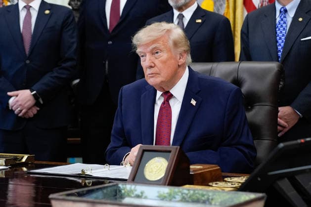 US President Donald Trump makes an announcement with Secretary of Commerce Howard Lutnick in the Oval Office of the White House in Washington on September 30, 2026. The Trump Administration announced South Korea will invest $54 billion toward the Alaska Liquefied Natural Gas (LNG) project as part of a broader $200 billion investment in U.S. energy projects.  WASP20260930150 YURIxGRIPAS