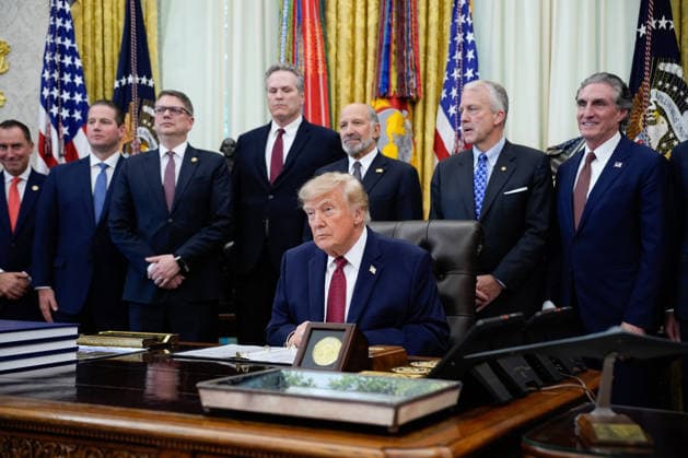 US President Donald Trump makes an announcement with Secretary of Commerce Howard Lutnick in the Oval Office of the White House in Washington on September 30, 2026. The Trump Administration announced South Korea will invest $54 billion toward the Alaska Liquefied Natural Gas (LNG) project as part of a broader $200 billion investment in U.S. energy projects.  WASP20260930151 YURIxGRIPAS